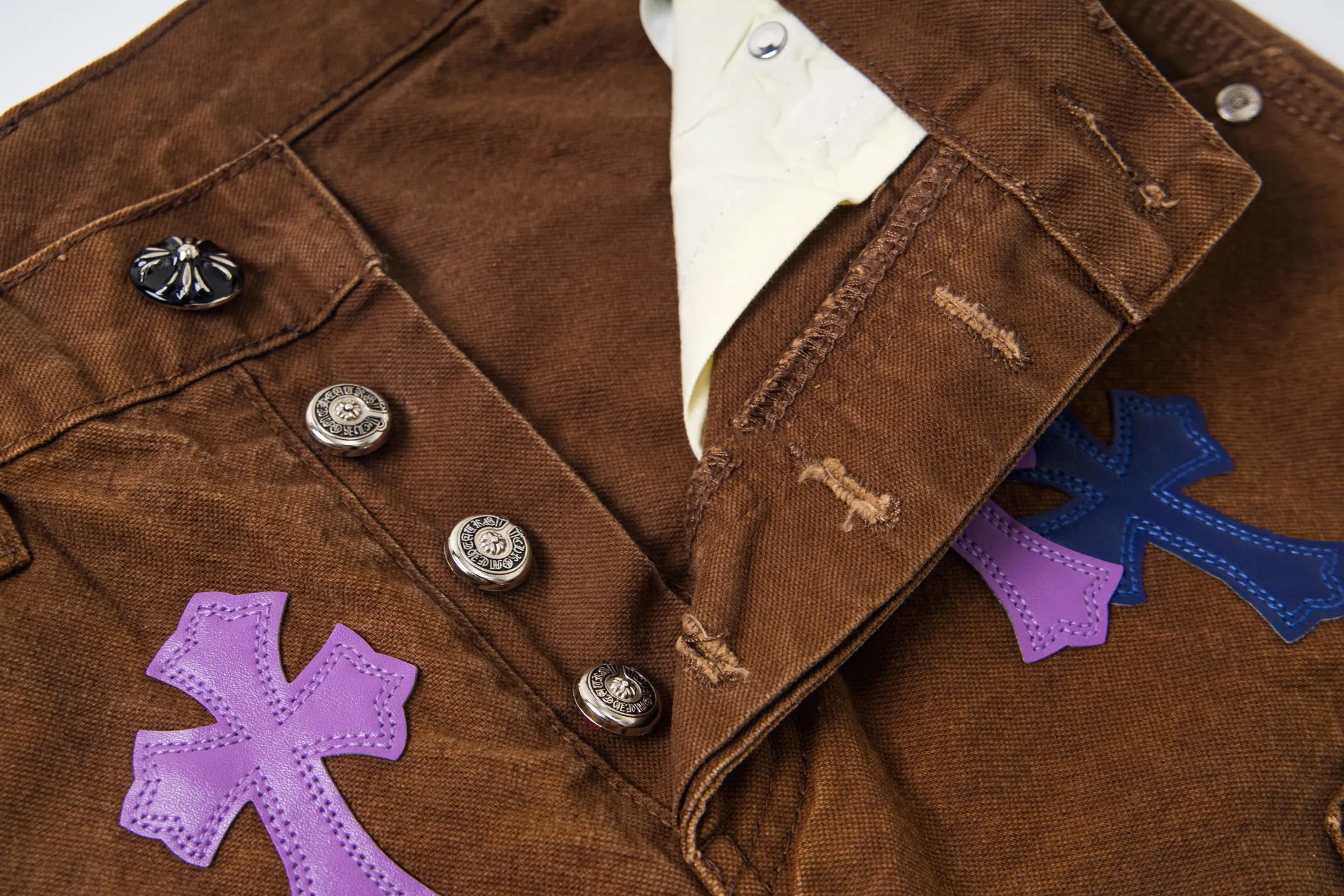 P290 Chrome Hearts Chrome Hearts brown logging purple multi-leather jeans Multi-leather standard work jeans pants CH jeans need to be washed and then disassembled and hand-stitched with sheepskin cross leather and then spliced to complete. The whole process is too complicated to explain. About Chrome Hearts This is an extremely luxurious fashion brand that can also be called the nobility of the high street. It has always been an exclusive brand for some hipsters or rich second generations. Compared with ordinary high streets, it is more luxurious and noble. Compared with luxury brands, it has a more fashionable personality. It has always been a brand that I have a special liking for. Style number: 1786# Color: Brown Size: 28 30 32 34 36
